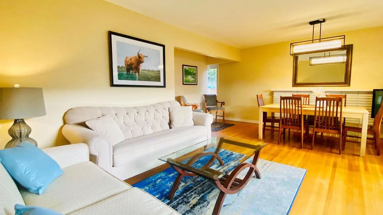 Spacious Home 15Mins To Downtown Vancouver Apartment